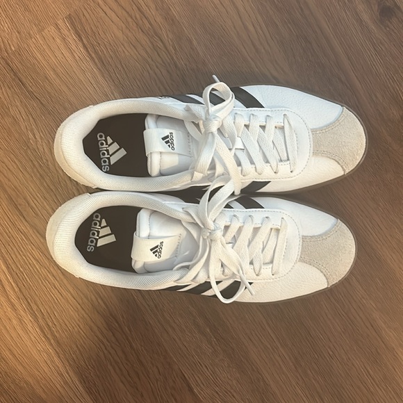 Men’s  size 7 / women’s 9 Adidas tennis shoes fits a women size 9 - Picture 3 of 11